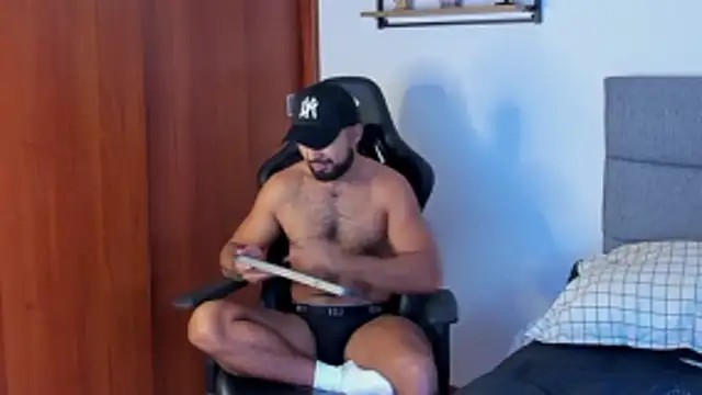 Snapshot of ethaanjones chatting on October 13, 9:05 pm ethaanjones online show from October 13, 9:05 pm