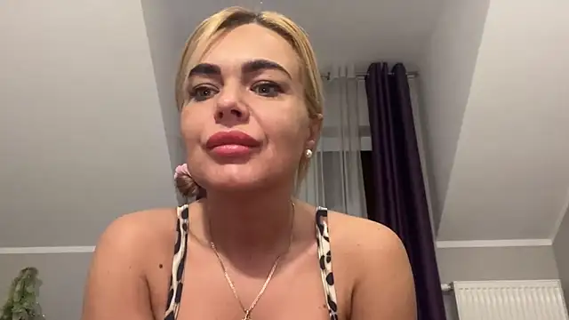 Snapshot of DESIREjenny chatting on January 25, 9:15 am DESIREjenny online show from January 25, 9:15 am