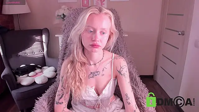 Snapshot of MalenaErnman chatting on November 15, 10:41 am MalenaErnman online show from November 15, 10:41 am