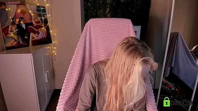 Snapshot of MalenaErnman chatting on October 1, 9:36 am MalenaErnman online show from October 1, 9:36 am