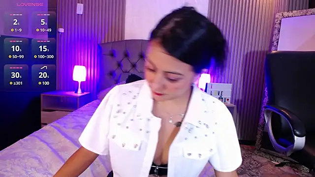 Snapshot of isabella_smith_ chatting on February 8, 1:11 pm isabella smith online show from February 8, 1:11 pm