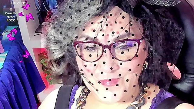 Snapshot of cataleya_mom chatting on October 31, 10:49 pm cataleya mom online show from October 31, 10:49 pm