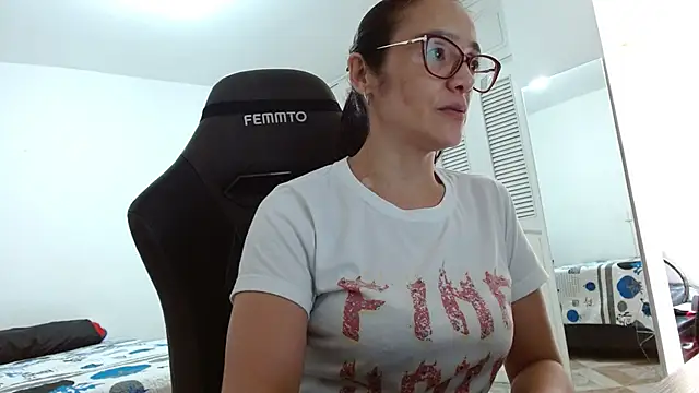 Jessica Herrera  online show from November 4, 5:39 pm