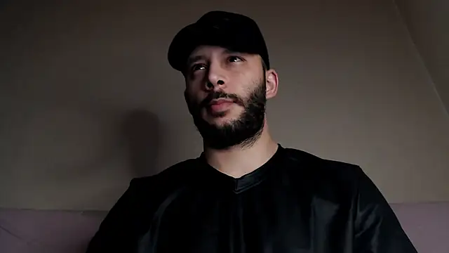 Snapshot of henryaxe chatting on September 18, 1:52 am henryaxe online show from September 18, 1:52 am