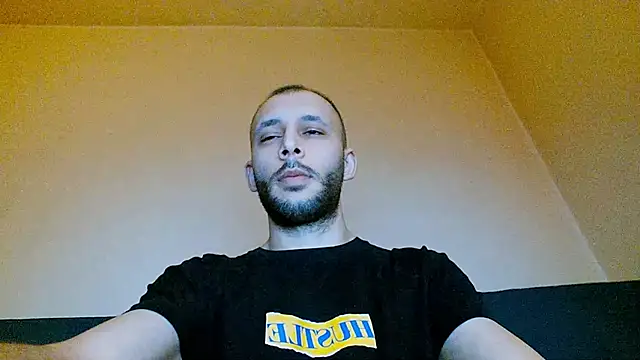 Snapshot of henryaxe chatting on February 14, 11:09 pm henryaxe online show from February 14, 11:09 pm