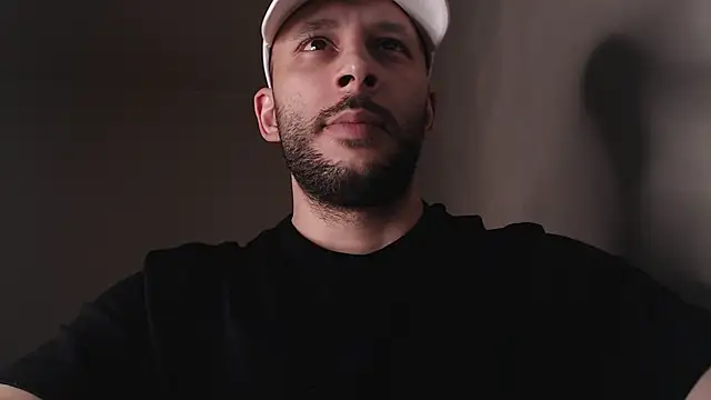 Snapshot of henryaxe chatting on November 10, 2:27 am henryaxe online show from November 10, 2:27 am