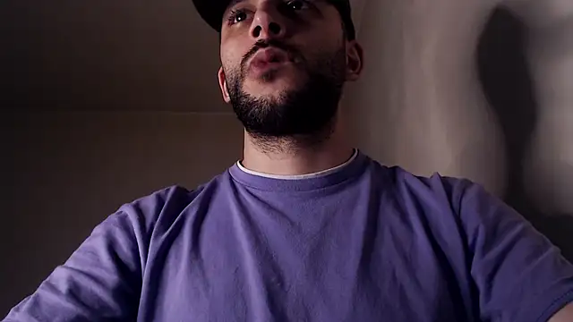 Snapshot of henryaxe chatting on November 12, 2:15 am henryaxe online show from November 12, 2:15 am