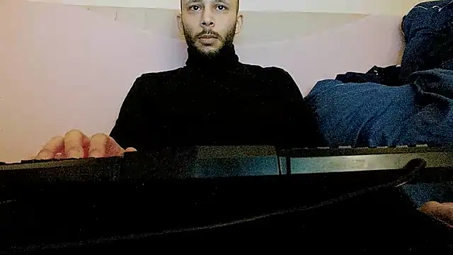 Snapshot of henryaxe chatting on February 21, 9:43 pm henryaxe online show from February 21, 9:43 pm