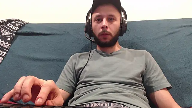 Snapshot of henryaxe chatting on March 13, 7:39 pm henryaxe online show from March 13, 7:39 pm