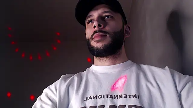 Snapshot of henryaxe chatting on November 26, 11:05 pm henryaxe online show from November 26, 11:05 pm