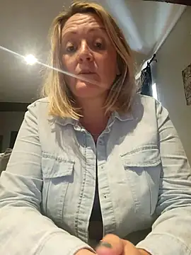 Snapshot of lady_charlyne chatting on February 28, 8:39 pm lady charlyne online show from February 28, 8:39 pm