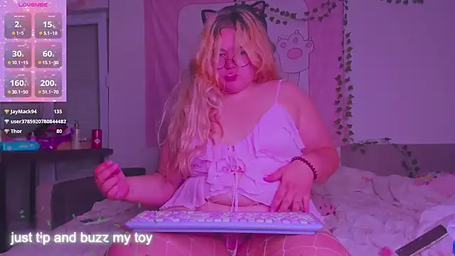 Freakcute  online show from October 5, 12:01 am