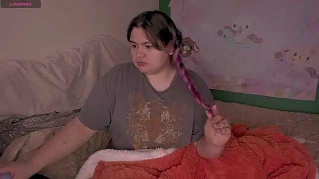 Freakcute  online show from February 11, 12:15 pm