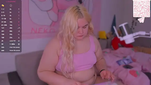 Freakcute  online show from February 6, 1:29 pm