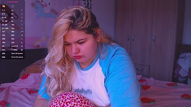 Freakcute  online show from October 3, 2:07 pm
