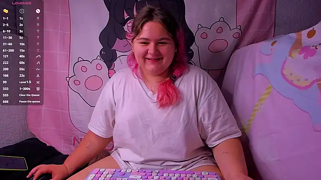Freakcute  online show from December 9, 1:45 pm