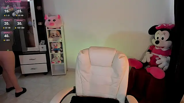 chloejones   online show from February 12, 9:11 pm