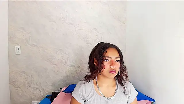 Snapshot of sofi_balvin chatting on February 17, 7:12 pm sofi balvin online show from February 17, 7:12 pm