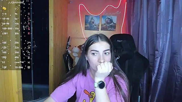 Fiery Brunette  online show from March 7, 4:44 pm