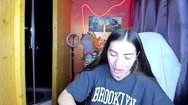 Snapshot of Fiery_Brunette_ chatting on June 4, 3:44 am Fiery Brunette online show from June 4, 3:44 am