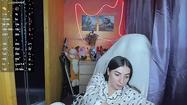 Fiery Brunette  online show from March 12, 2:34 pm