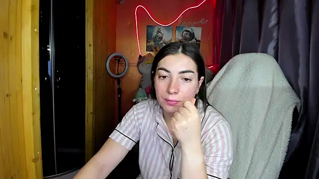 Fiery Brunette  online show from March 15, 3:57 am