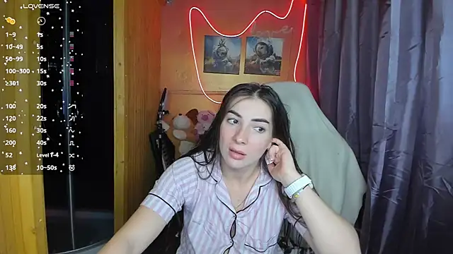 Fiery Brunette  online show from February 26, 3:21 pm