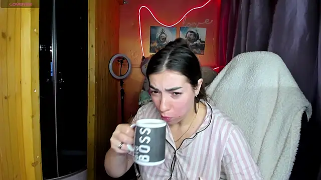 Fiery Brunette  online show from March 23, 5:40 am