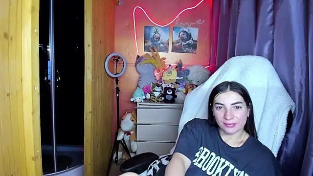 Fiery Brunette  online show from March 18, 5:14 pm