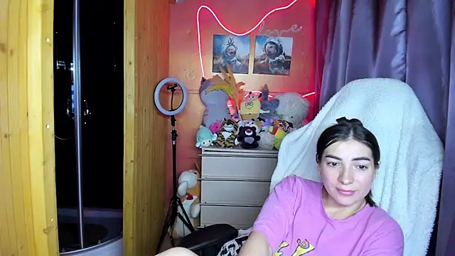 Fiery Brunette  online show from April 9, 4:25 am