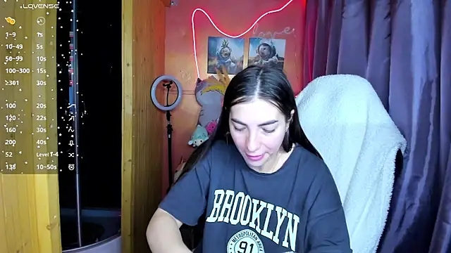 Fiery Brunette  online show from March 19, 5:29 am