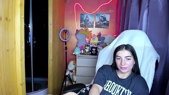 Fiery Brunette  online show from March 19, 5:35 pm