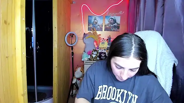 Fiery Brunette  online show from March 26, 8:34 am