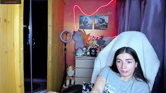 Fiery Brunette  online show from May 26, 4:49 pm
