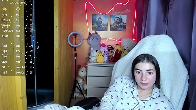 Fiery Brunette  online show from November 7, 8:13 pm