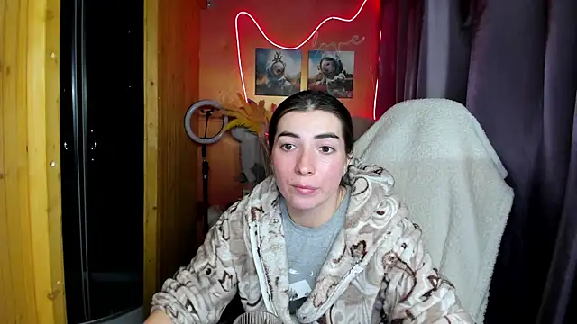 Fiery Brunette  online show from November 30, 10:05 am