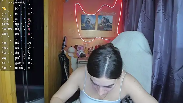 Fiery Brunette  online show from March 21, 4:17 am