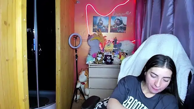 Fiery Brunette  online show from March 28, 8:15 am