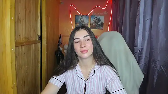 Fiery Brunette  online show from February 18, 6:37 am