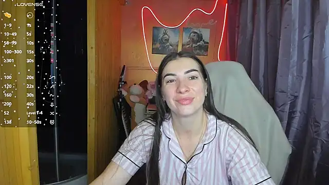 Fiery Brunette  online show from March 3, 4:21 am