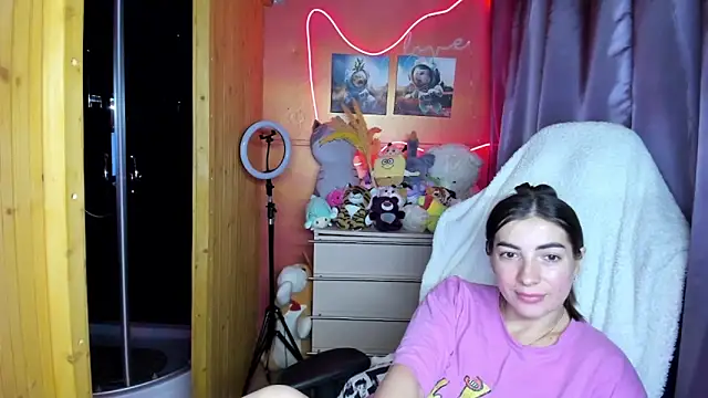 Fiery Brunette  online show from April 8, 11:12 am