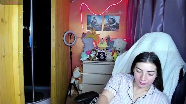 Fiery Brunette  online show from March 31, 11:45 am