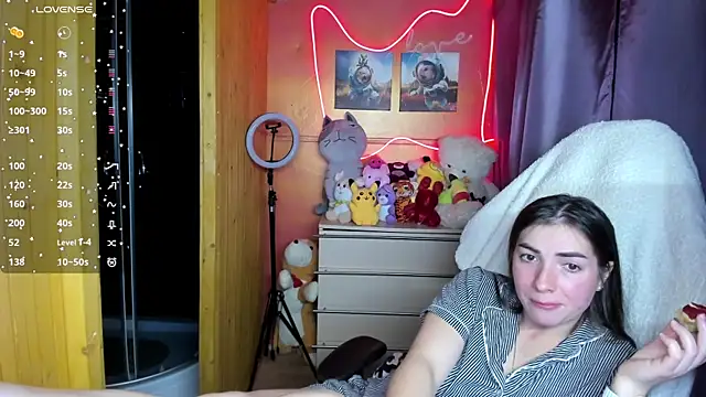 Fiery Brunette  online show from October 12, 2:29 pm