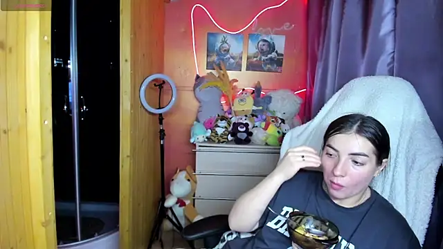 Fiery Brunette  online show from April 5, 6:31 am