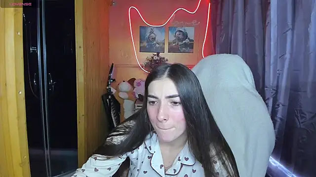 Fiery Brunette  online show from March 12, 8:30 am