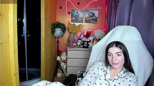 Fiery Brunette  online show from December 19, 3:25 pm