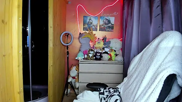 Fiery Brunette  online show from March 5, 2:41 am