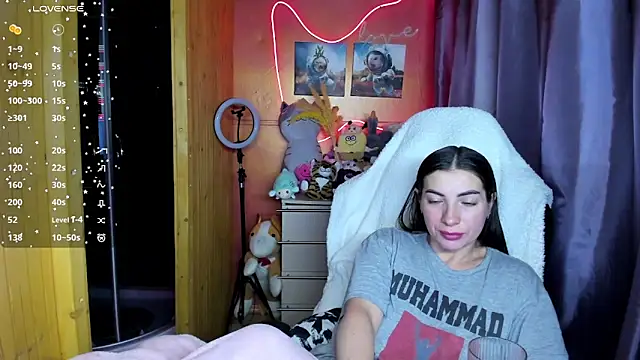 Fiery Brunette  online show from March 4, 1:24 am