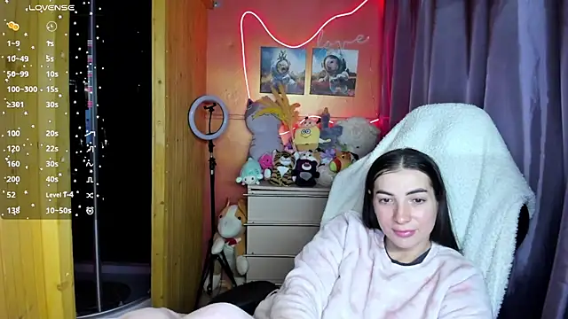 Fiery Brunette  online show from March 13, 5:23 am