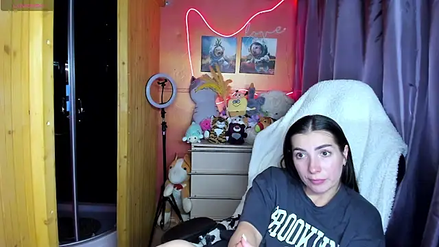 Fiery Brunette  online show from March 11, 4:12 pm